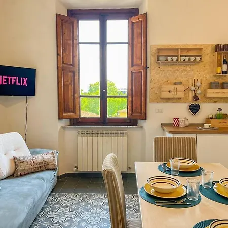 Deluxe Luccafree Parking - 5 Minutes From Center Apartment